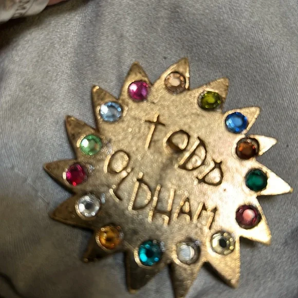 Vintage Todd Oldham gold rhinestone brooch - Picture 4 of 8